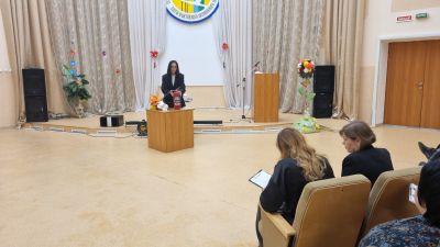 специалист пожарной охраны демонстрирует парвила использования огнетушителей