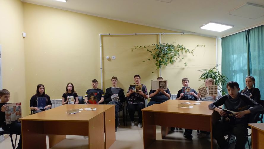 Библиотекарь Сургутскова О.Ю. проводит беседу с участниками