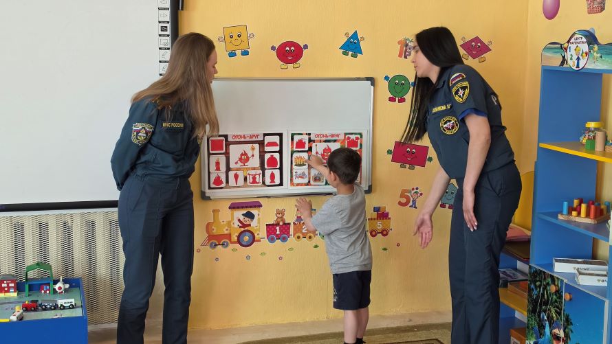 Инженер пожарной части и специалист пожарного надзора проводят мероприятие для детей