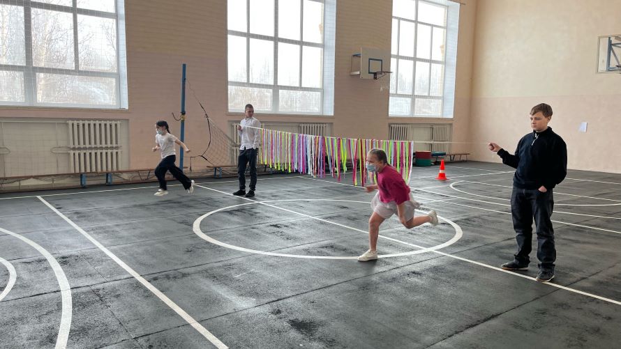 дети преодолевают испытания эстафеты