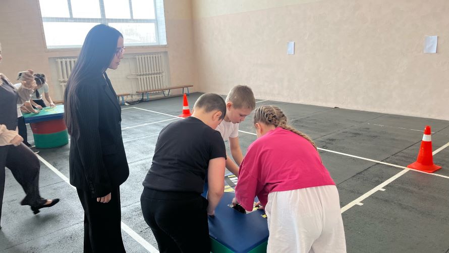 Дети собирают пазл