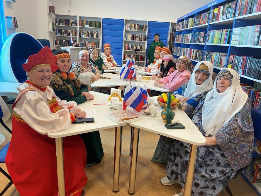 Гости мероприятия слушают ведущего