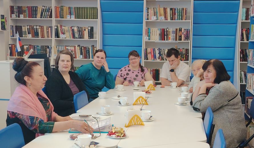 Гости мероприятия слушают стихи Татьяны Викторовны