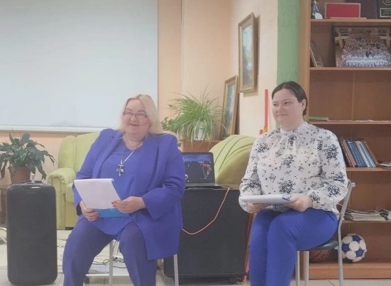 Сотрудники библиотеки ведут мероприятие