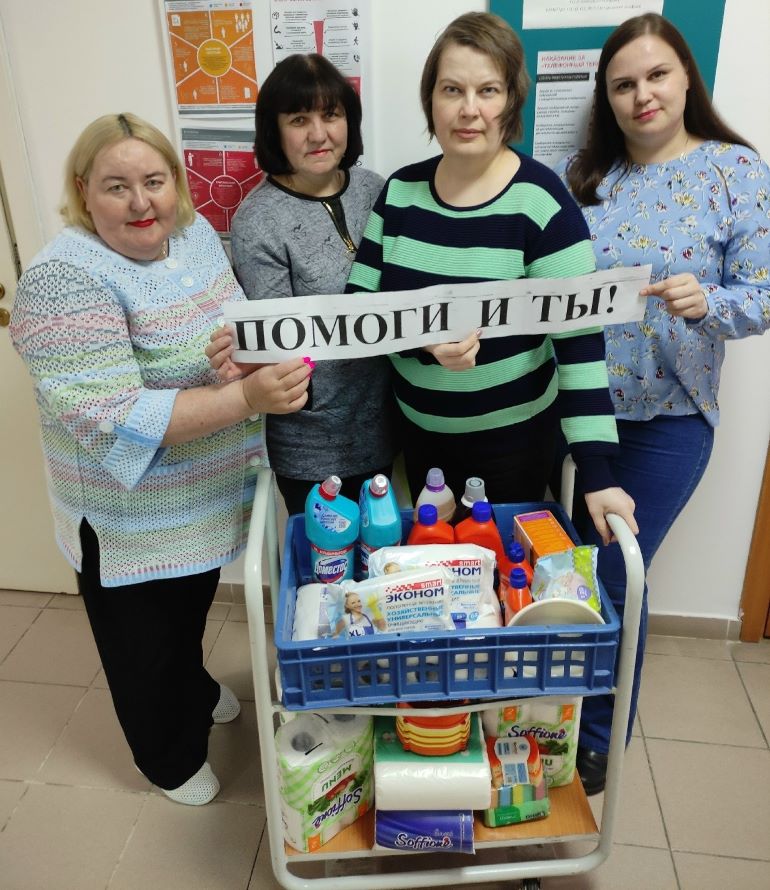 сотрудники центральной библиотеки им. А.С. Тарханова МУК Кондинская МЦБС с частью благотворительной помощи для приютов п. Междуреченского