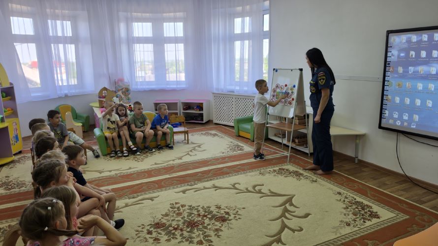 Общая фотография дети и представители пожарной охраны