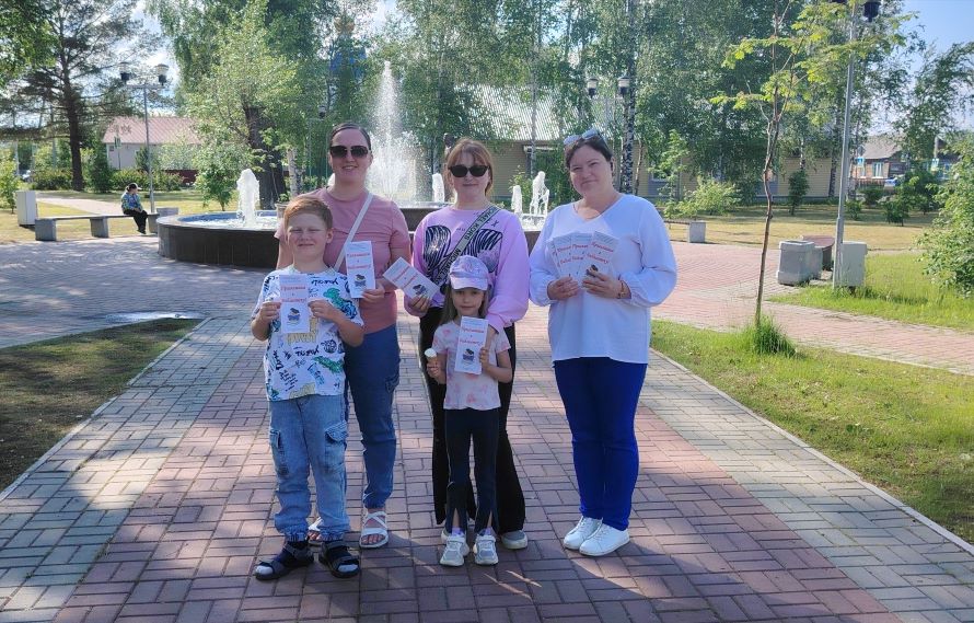 Сотрудница библиотеки с читателями