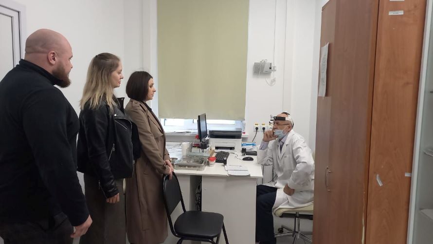 Рабочая группа партийного десанта в амбулатории в посёлке Мулымья.