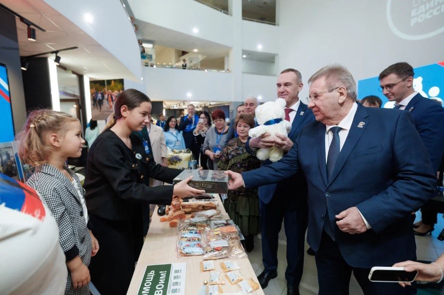 Партийцы доставили на Донбасс посылки и технику