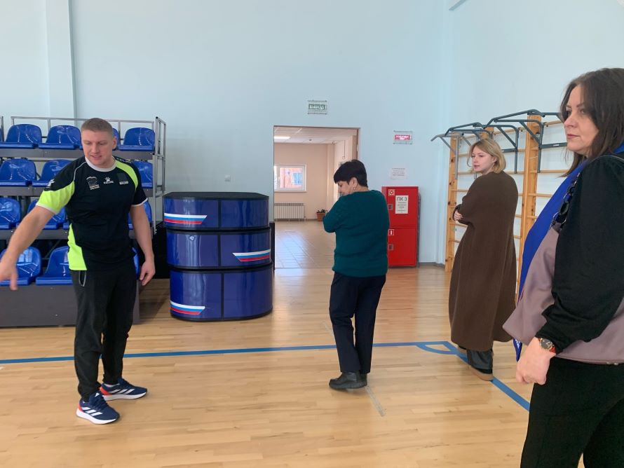 Активисты &laquo;Партдесанта&raquo; &laquo;Единой России&raquo; проверяют состояние спортивного комплекса в Кондинском районе