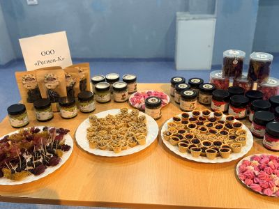 Дегустационный стол с продукцией из дикоросов