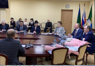 Участники заседания за круглым столом