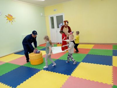 дети делают перевязку головы друг другу в конкурсе на оказание медицинской помощи
