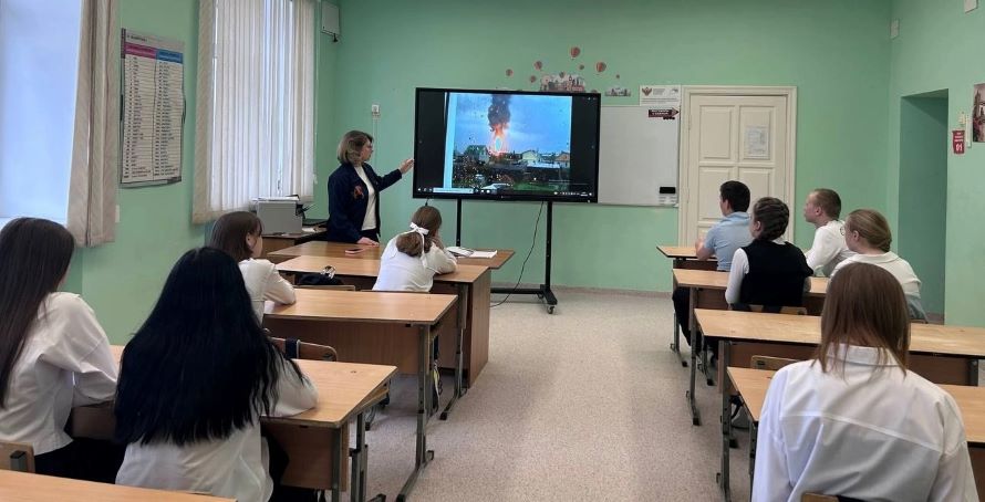 Инструктор пожарной команды п.Половинка проводит в школе Всероссийский открытый урок по основам безопасности и защиты Родины