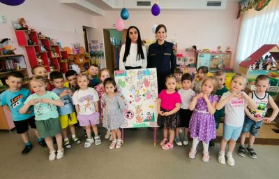 лес  общее фото детей в детском саду с воспитателем, пожарным, с плкатом с ладошками