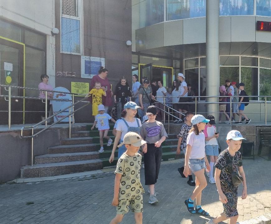 дети эвакуируются из здания детского лагеря