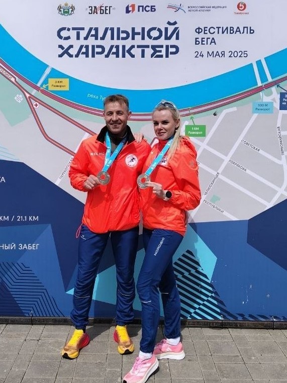 Сергей Безвуляк с супругой пробежал в городе Тюмени на фестивале «Стальной характер»
