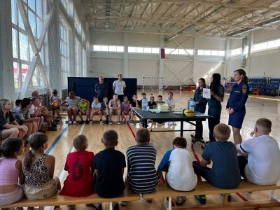 дети слушают инструктаж по пожарной безопасности