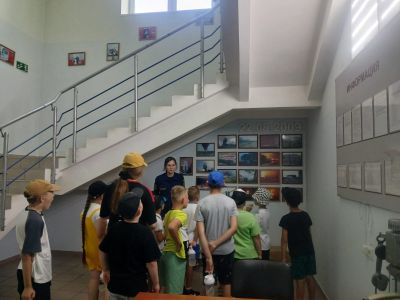 сотрудник мчс у фотогалереи рассказывает ребятам о страшном пожаре, на котором погибли работники пожарной части, исполняя свой служебный долг
