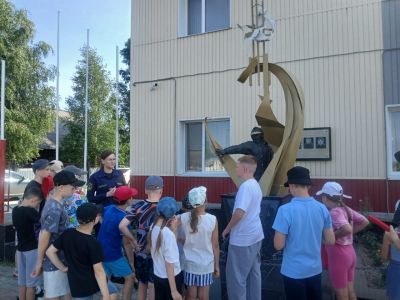 дети у мемориала погибшим пожарным