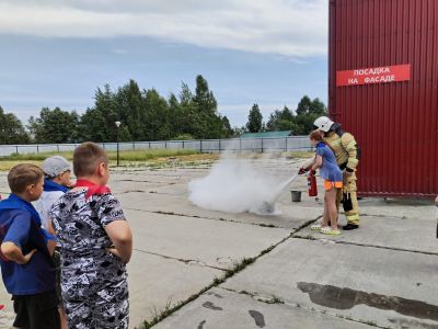 тушение условного пожара пожарным и девочкой