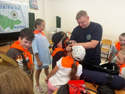 дети примеряют средство защиты органов дыхания