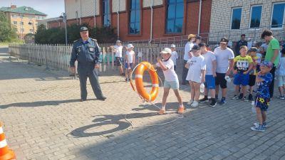 дети учатся использовать спасательный круг