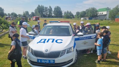 дети изучают устройство автомобиля ДПС