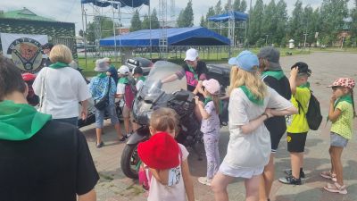 дети знакомятся с мотоциклами байкеров