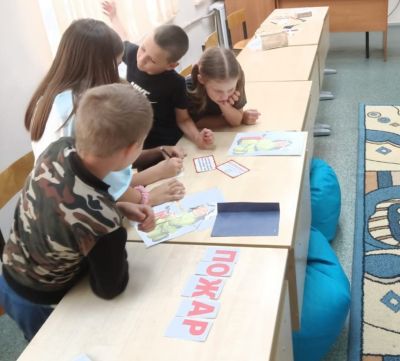 дети разгадывают ребусы на тему пожарной безопасности