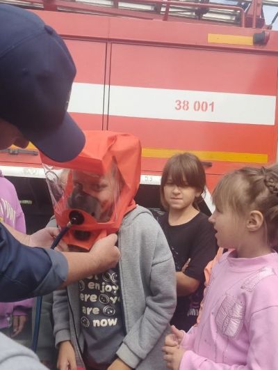 девочка примеряет дыхательный аппарат