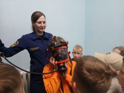 дети примеряют аппарат дыхания