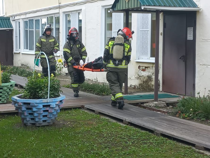 Прибывший на место условного пожара дежурный караул, произвёл боевое развёртывание, создал звено ГДЗС. В ходе разведки пожарные обнаружили «пострадавшего» сотрудника, оперативно оказали первую медицинскую помощь, демонстрируя высочайший уровень подготовки. Доставили пострадавшего к машине скорой помощи. Благодаря слаженным действиям огнеборцев, условный пожар был локализован в считанные минуты.
