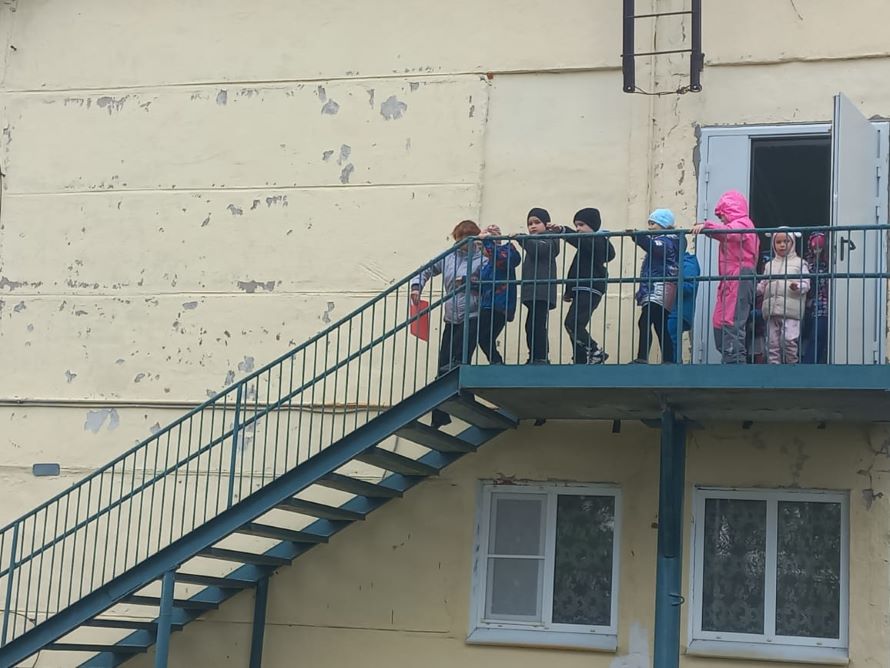 Сотрудники детского сада действовали слаженно и профессионально. Дети, привыкшие к подобным тренировкам, без паники и суеты покидали здание. Воспитатели, вывели свои группы к безопасному месту сбора.