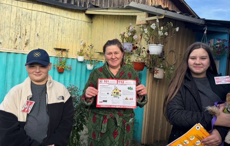 С инструктором пожарной команды ребята провели профилактический рейд с вручением красочных тематических памяток по пожарной безопасности