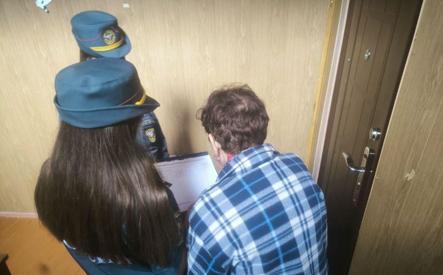 сотрудники пожарной охраны раздают памятки