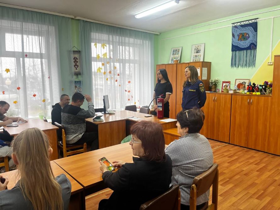 сотрудники пожарной охраны проводят обучающий инструктаж