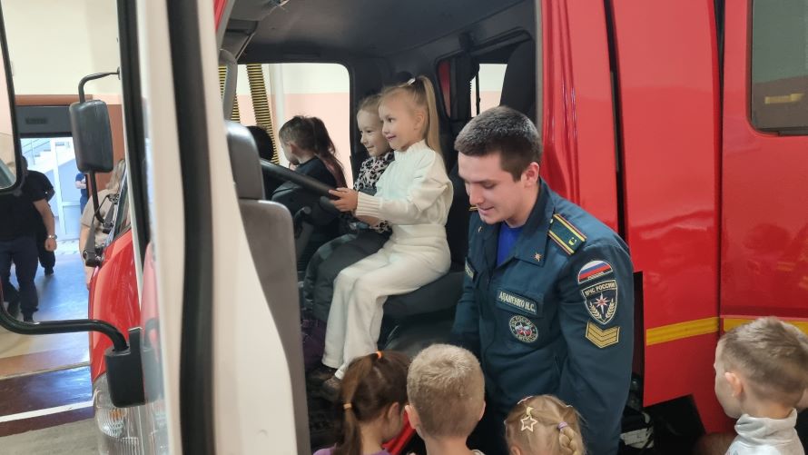 Дети садятся в машину