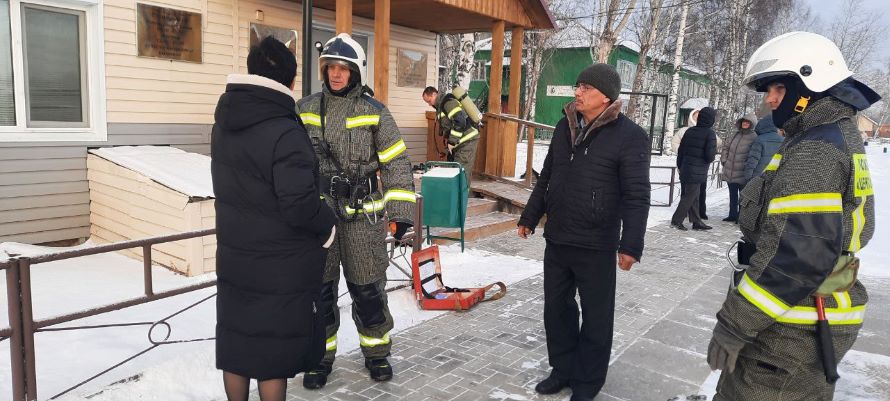 Сотрудники пожарной части (пгт. Куминский) совместно с сотрудниками скорой медицинской помощи проводят пожарно-тактическое занятие