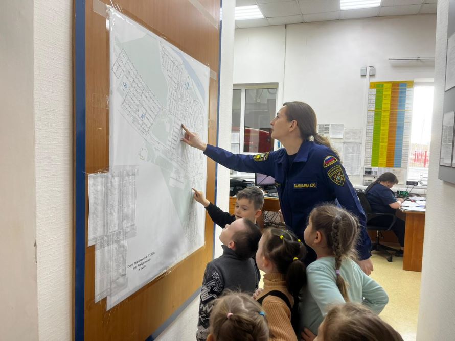 Дети изучают карту здания