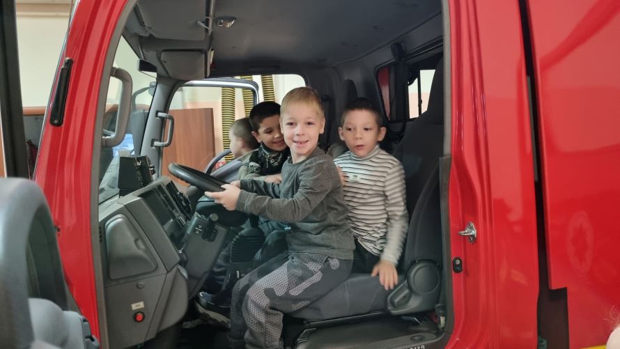 Дети изучают пожарную машину
