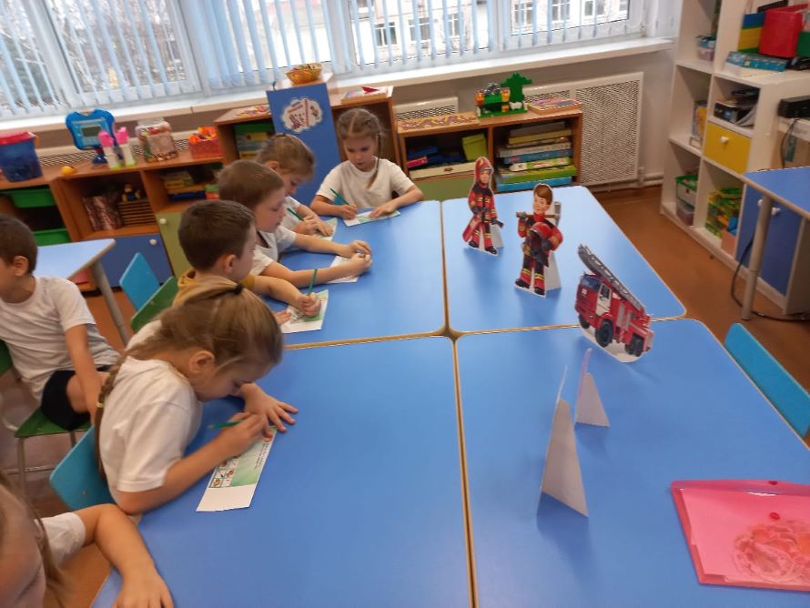 Дети выполняют задание