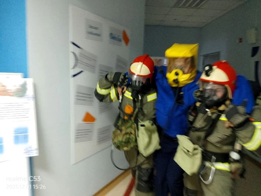 Пожарные совершенствуют навыки работы в составе звена газодымозащитной службы