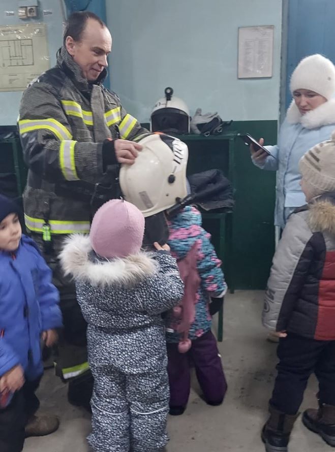 Дети осматривают пожарную форму