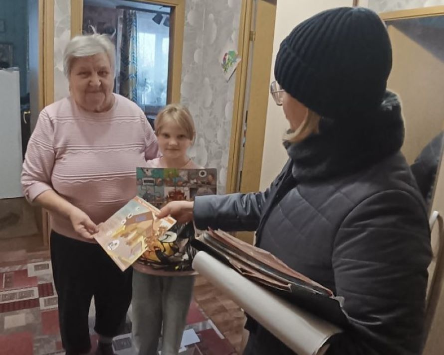 Работники служб доводят информацию о рисках возникновения пожаров и защите семьей от огня.