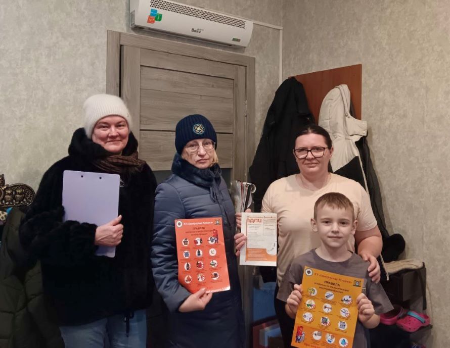 Работники служб доводят информацию о рисках возникновения пожаров и защите семьей от огня.