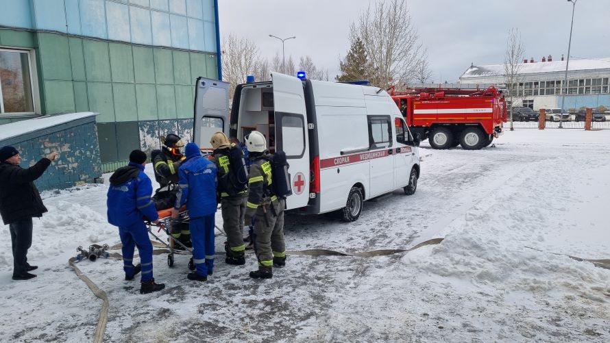 Пожарно‑тактические занятия с участием профессиональных огнеборцев и работников скорой медицинской помощи
