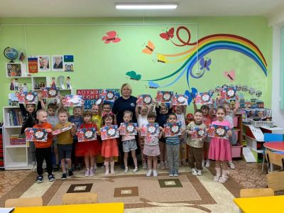 общее фото детей с сотрудником МЧС