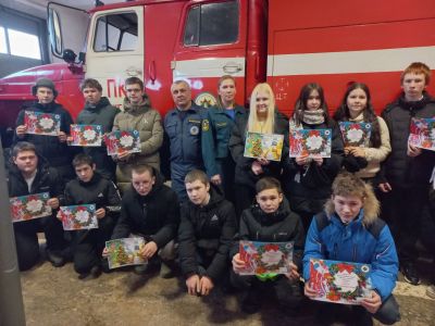 общее фото у пожарного автомобиля