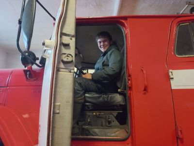 школьник за рулем пожарного автомобиля